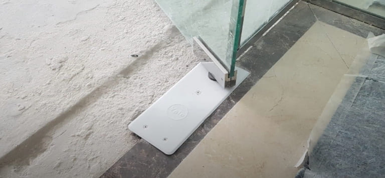 Tư vấn lựa chọn bản lề sàn, bản lề kẹp cho kính cường lực tùy nhu cầu sử dụng 2 bản lề cửa kính cường lực cho cửa mở quay