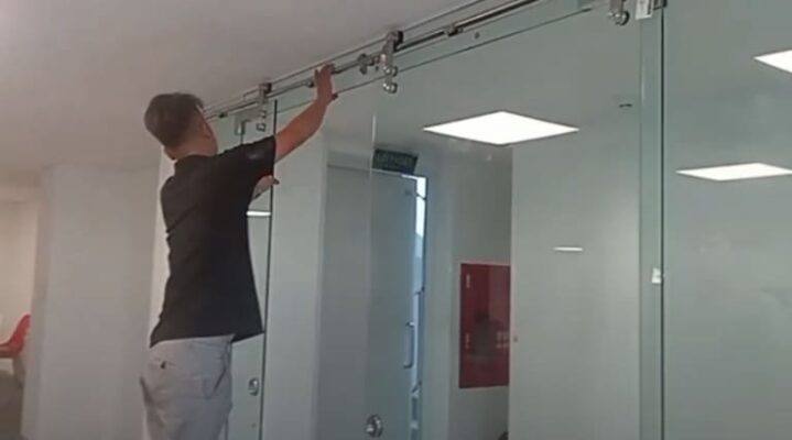 Có nên làm cửa kính cường lực không? Ưu nhược điểm cần biết 1 có nên làm cửa kính cường lực cho nhà ở