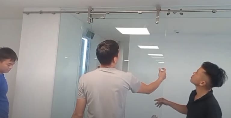 Có nên làm cửa kính cường lực không? Ưu nhược điểm cần biết 2 có nên làm cửa kính cường lực trong phòng tắm