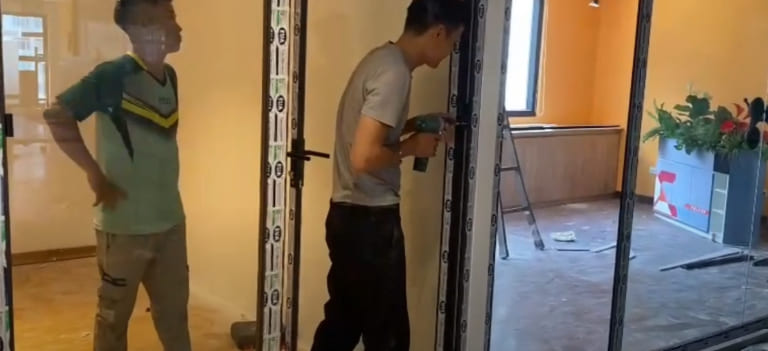 Cửa kính cường lực có an toàn không? Loại nào chống trộm? 4 cửa kính cường lực có an toàn không theo chuyên gia