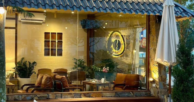 Quán cafe, trà sữa nên chọn cửa kính như thế nào? Báo giá thi công trọn bộ 2 cửa kính quán cafe khung đen cá tính