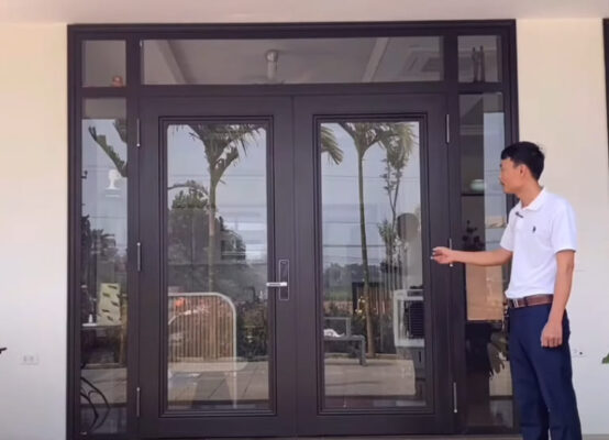 Tại sao nên lựa chọn cửa kính thủy lực kết hợp khung nhôm, khung gỗ? 3 cửa kính thủy lực khung nhôm mở quay 2 cánh