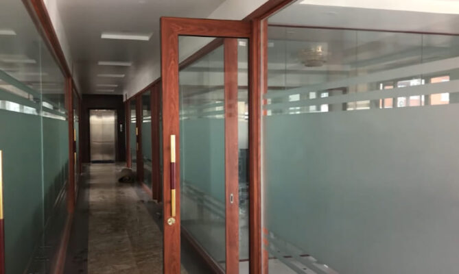 Tại sao nên lựa chọn cửa kính thủy lực kết hợp khung nhôm, khung gỗ? 2 cửa kính thủy lực khung nhôm văn phòng