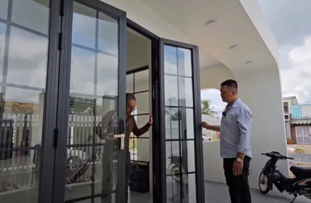 Tại sao nên lựa chọn cửa kính thủy lực kết hợp khung nhôm, khung gỗ? 1 cửa kính thủy lực khung nhôm đẹp hiện đại
