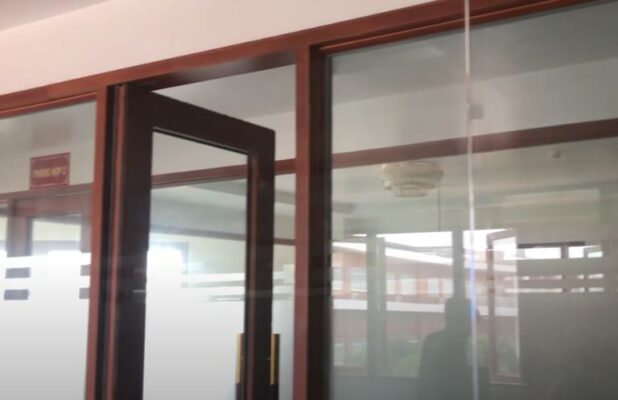 Tại sao nên lựa chọn cửa kính thủy lực kết hợp khung nhôm, khung gỗ? 4 cửa kính thủy lực khung nhôm kính cường lực 10mm