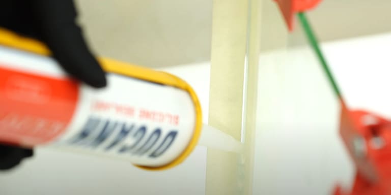 Keo silicon dán kính cường lực có chắc không? Cách sử dụng đúng kỹ thuật 2 keo silicon dán kính cường lực loại nào tốt