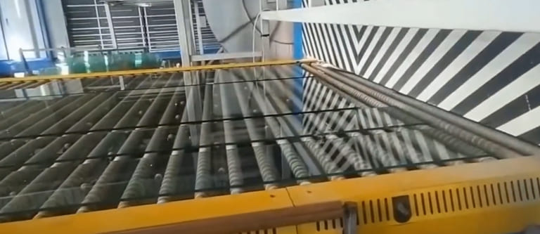 Kính cường lực làm bằng gì? Nguyên lý kính cường lực trong thực tế 2 kính cường lực làm bằng gì giải thích dễ hiểu