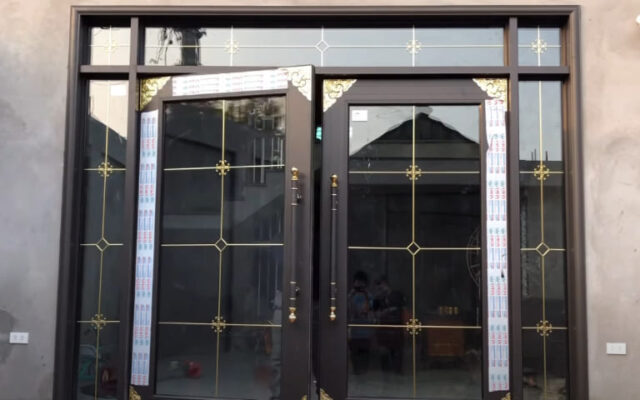 cửa kính thủy lực khung nhôm