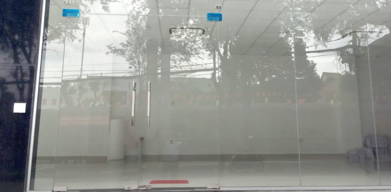 cửa kính thủy lực không khung