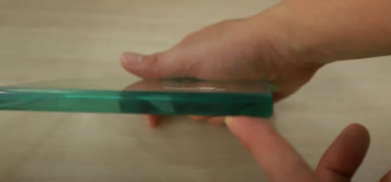 Cách phân biệt kính cường lực và kính thường tránh mua phải hàng giả 3 phân biệt kính cường lực bằng âm thanh