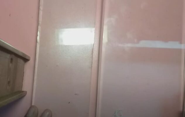 Cách phân biệt kính cường lực và kính thường tránh mua phải hàng giả 2 phân biệt kính cường lực qua độ dày