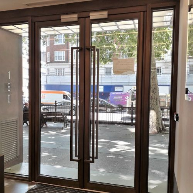 cửa kính cường lực khung gỗ văn phòng