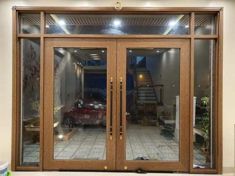 cửa kính cường lực khung gỗ giá rẻ
