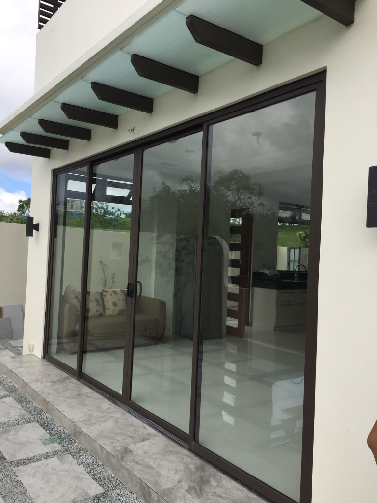 Top 7 mẫu cửa kính cường lực đẹp cho nhà ống, báo giá lắp đặt tại nhà 11 cửa kính đẹp cho nhà ống 2 tầng