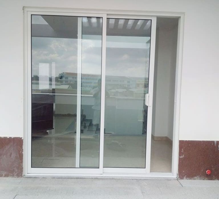 Báo giá thi công cửa kính cường lực lùa 2 cánh, đẩy ngang giá tốt, uy tín nhất 12 cửa kính lùa bền đẹp chất lượng