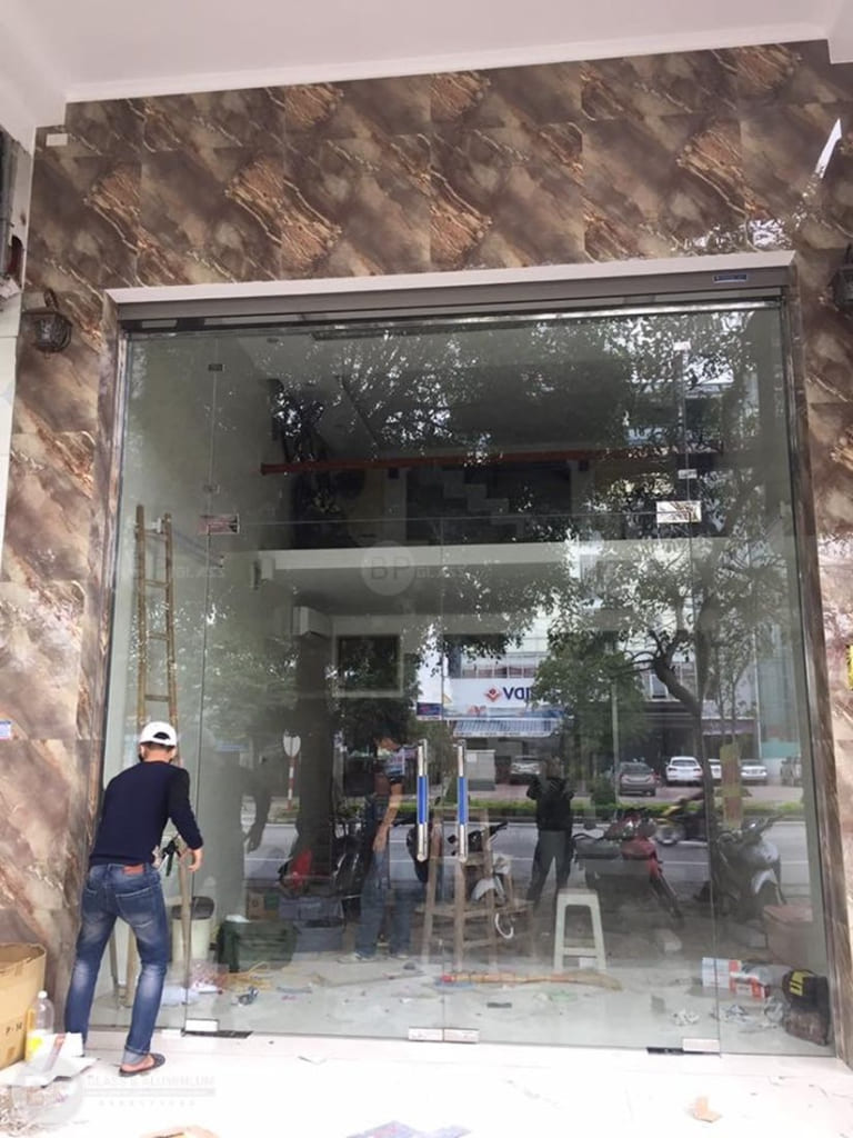 Báo giá 13 mẫu cửa kính mở quay 3 tấm, 5 tấm sang trọng thi công trong ngày 12 cửa kính mở quay 2 cánh