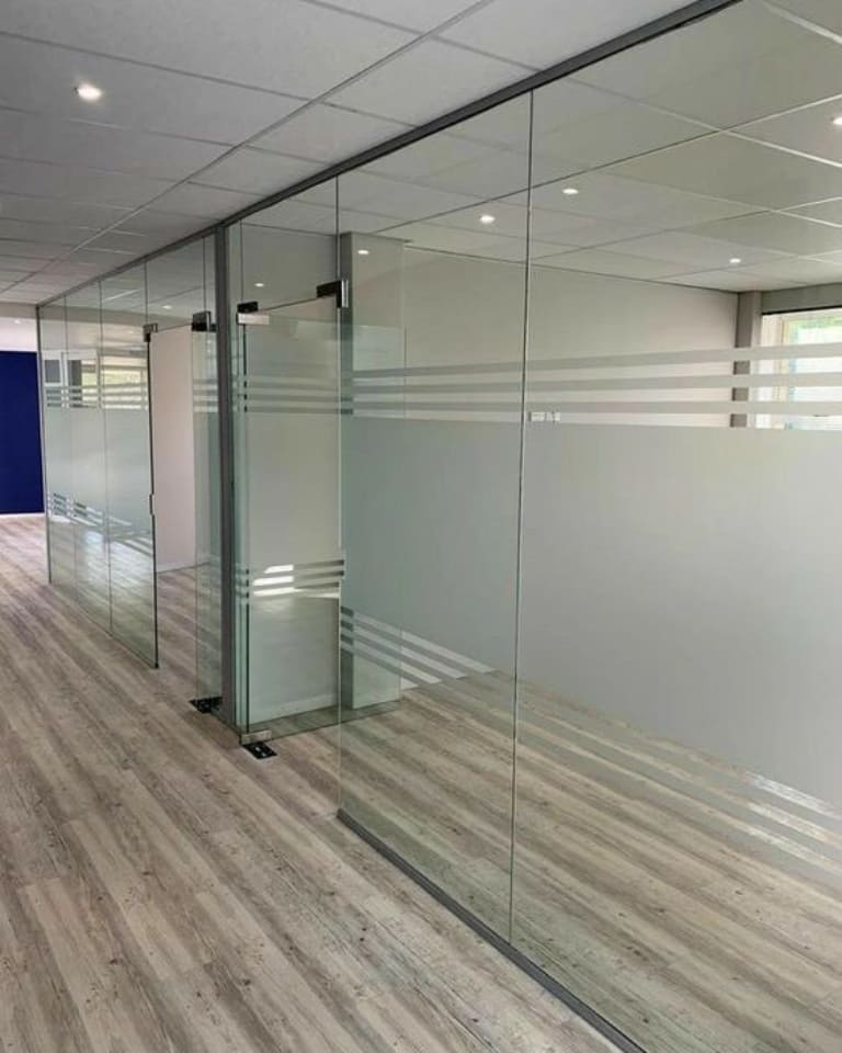 Báo giá 13 mẫu cửa kính mở quay 3 tấm, 5 tấm sang trọng thi công trong ngày 6 cửa kính mở quay văn phòng