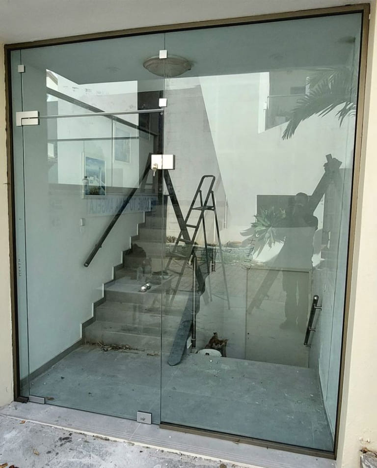 Báo giá 13 mẫu cửa kính mở quay 3 tấm, 5 tấm sang trọng thi công trong ngày 4 cửa kính mở quay tiết kiệm diện tích