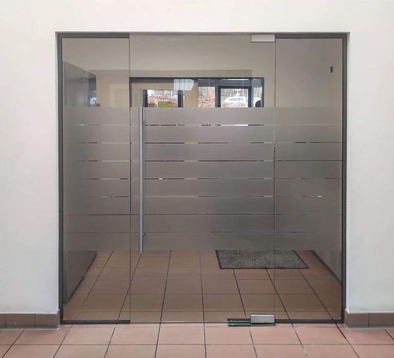 Báo giá 13 mẫu cửa kính mở quay 3 tấm, 5 tấm sang trọng thi công trong ngày 2 cửa kính mở quay cao cấp