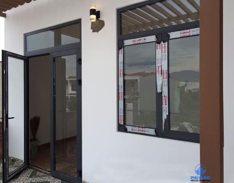 Top 5 mẫu cửa kính cường lực nhà ở cấp 4 mới nhất 10 cửa kính nhà cấp 4 4 cánh