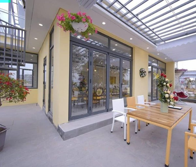 Top 5 mẫu cửa kính cường lực nhà ở cấp 4 mới nhất 2 cửa kính nhà cấp 4 khung gỗ