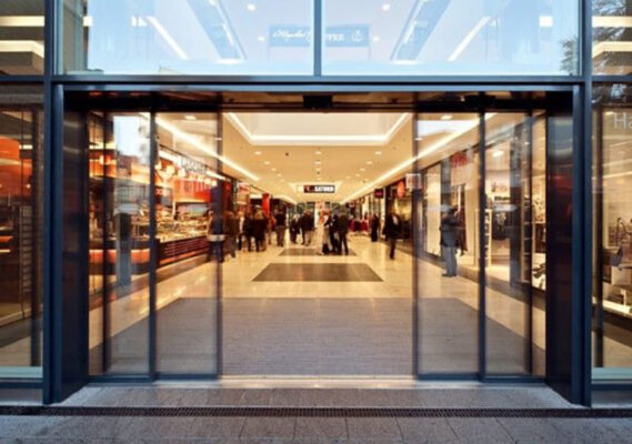 cửa kính shop quần áo thời trang