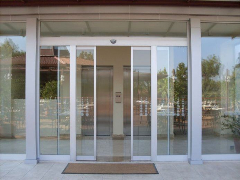 Báo giá cửa kính tự động đóng mở có mắt thần theo kích thước và loại cảm biến 6 cửa kính tự động siêu thị