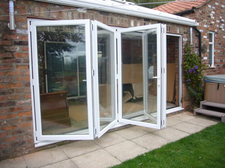 Báo giá thi công cửa lùa kính cường lực ray treo 7 cửa lùa kính cường lực ray treo cho văn phòng