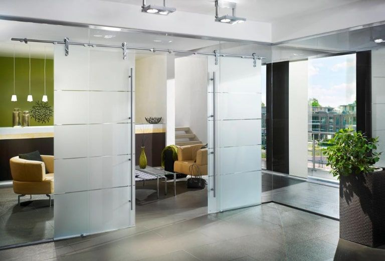 Báo giá thi công cửa lùa kính cường lực ray treo 1 cửa lùa kính cường lực ray treo bền đẹp