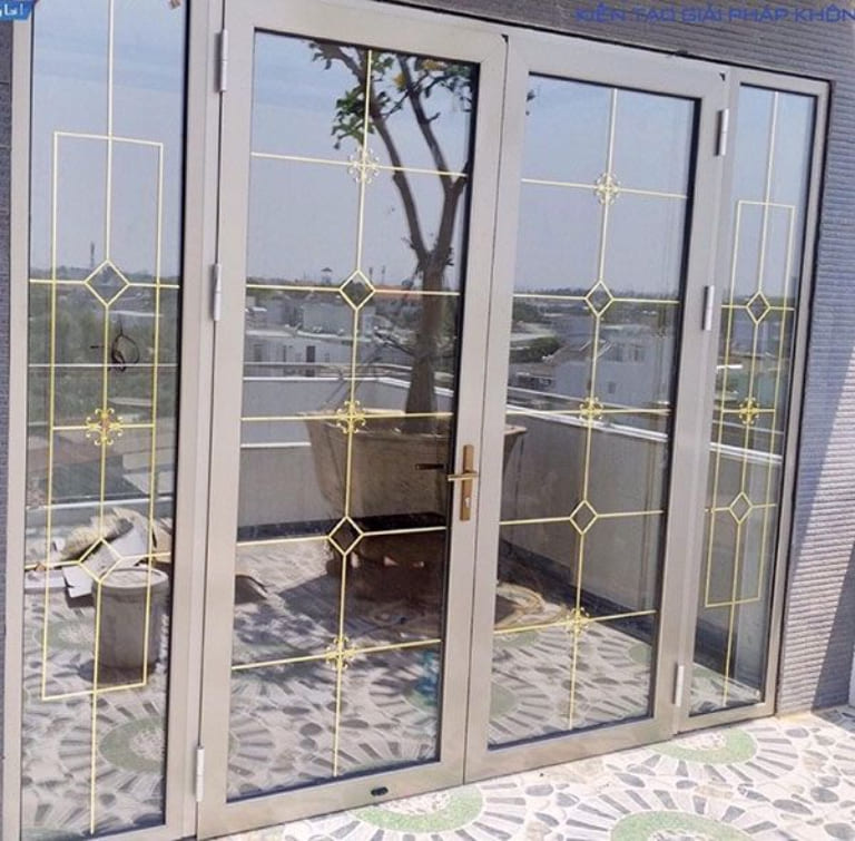 Top 12 mẫu cửa nhôm kính hoa văn độc đáo 1 cửa nhôm kính hoa văn phòng khách