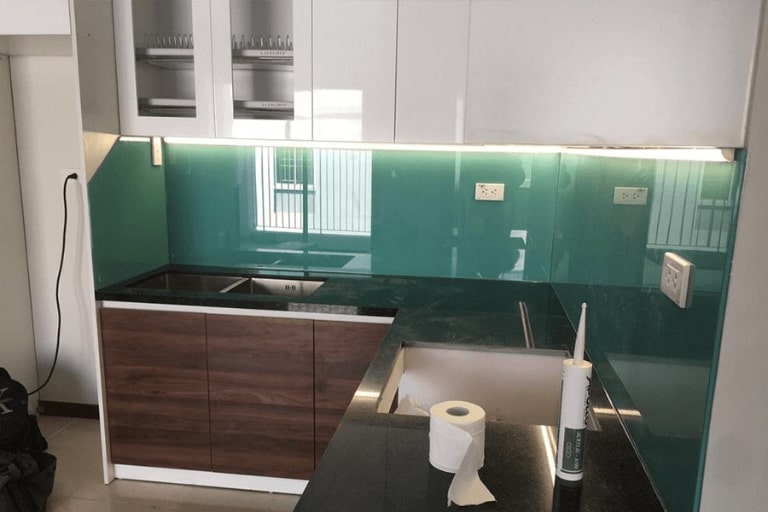Nên chọn kính ốp bếp màu gì? Gợi ý màu đẹp, hợp phong thủy cho mọi không gian 4 kính bếp màu xanh dương trang nhã