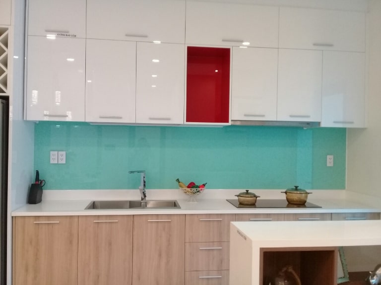 Top 9 Mẫu Kính Bếp Màu Xanh Cho Không Gian Tươi Mát Và Sang Trọng 3 kính bếp màu xanh dương trầm tinh tế