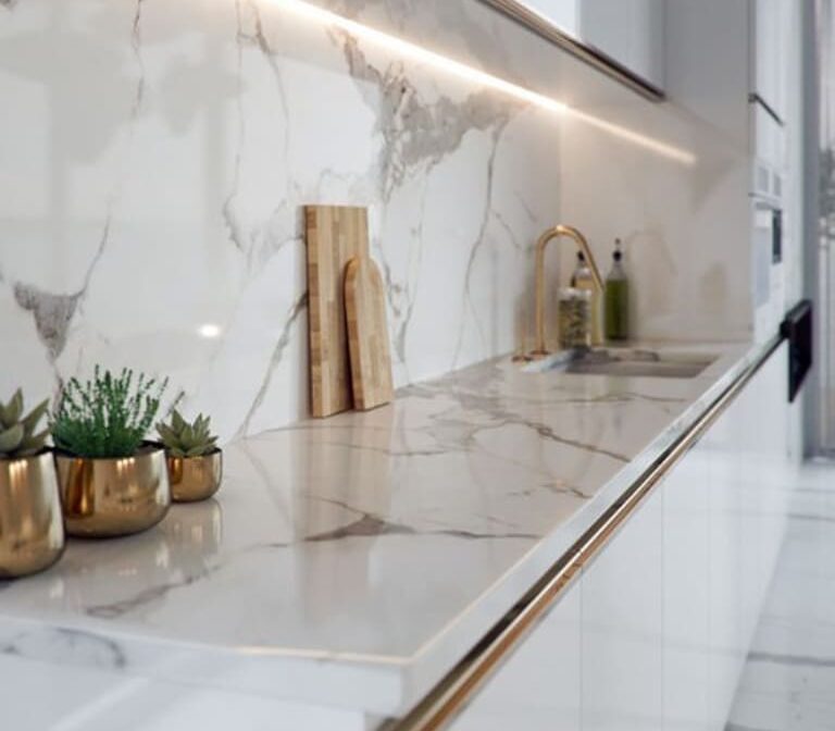 Báo giá kính bếp vân đá sang trọng đa dạng mẫu mã 3 kính bếp vân đá đen hiện đại