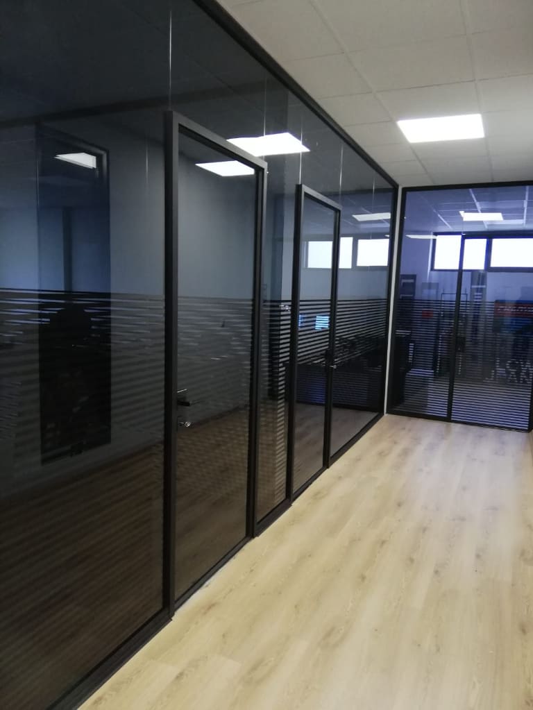Top 9 mẫu kính cường lực màu đen hợp phong thủy cho không gian 5 kính cường lực màu đen cửa trượt