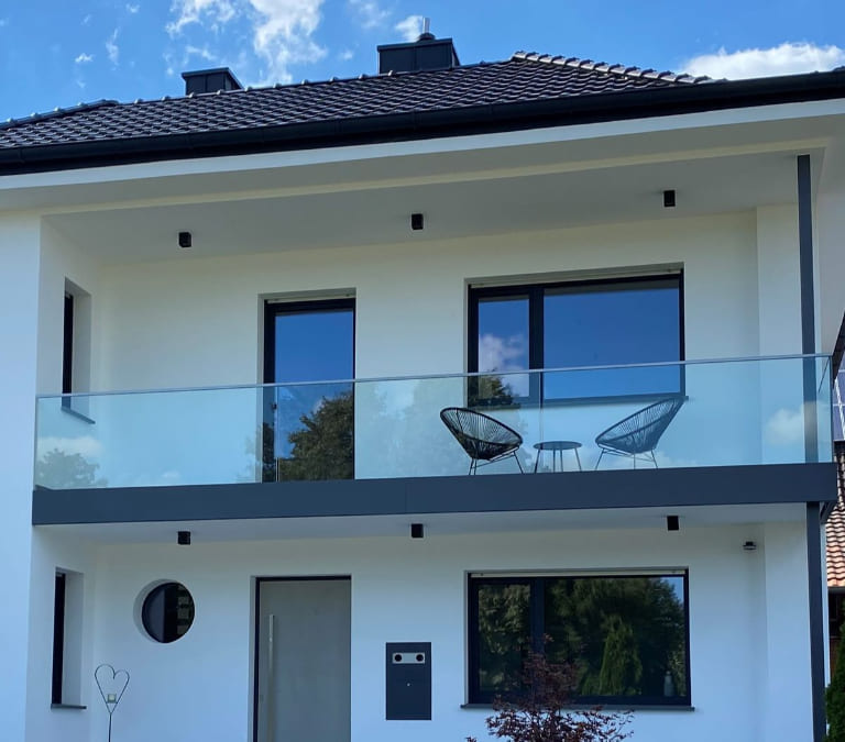 Cách phối hợp kính cường lực màu xanh đen với các phong cách nội thất khác nhau 1 kính cường lực màu xanh đen phòng tắm