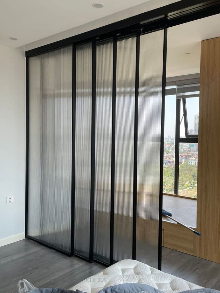 Báo Giá Kính Sọc Cường Lực Mới Nhất Thi Công Chuẩn Đẹp, Giá Tốt 4 kính cường lực sọc ngăn vách trang trí