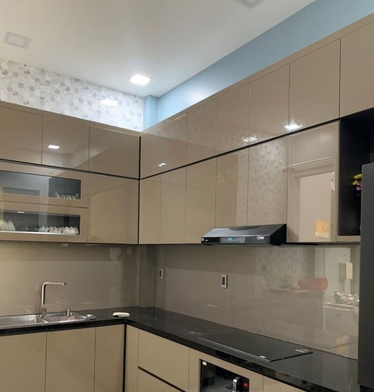 Top 12 mẫu kính ốp bếp hiện đại kèm báo giá trọn gói lắp đặt 8 kính ốp bếp màu xanh lá cây