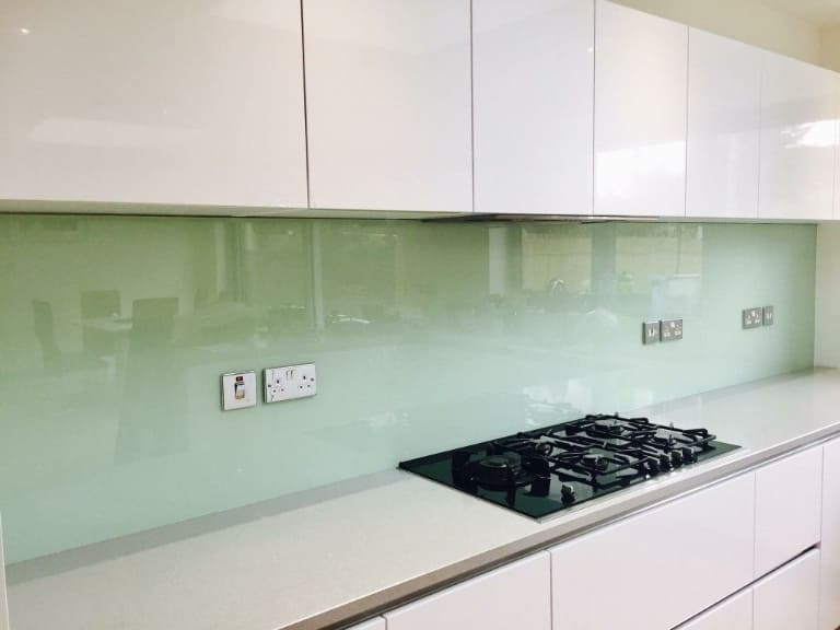 Top 12 mẫu kính ốp bếp hiện đại kèm báo giá trọn gói lắp đặt 7 kính ốp bếp màu nâu cà phê