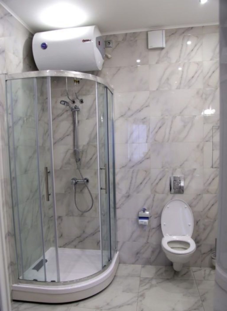 Mẫu Vách Kính Phòng Tắm Nhỏ Đẹp, Hiện Đại 2025 16 vách kính phòng tắm nhỏ phong thủy tốt