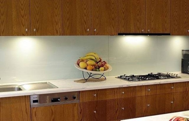 Top 9 Mẫu Kính Bếp Màu Vàng Giúp Bếp Sáng Bừng, Ấm Cúng 6 kính bếp màu vàng hiện đại