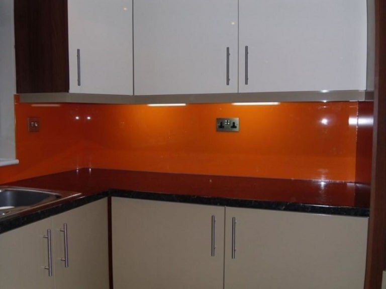 Top 9 Mẫu Kính Bếp Màu Vàng Giúp Bếp Sáng Bừng, Ấm Cúng 5 kính bếp màu vàng nhẹ nhàng