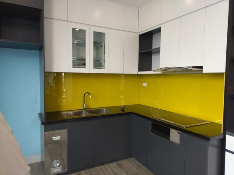 Top 9 Mẫu Kính Bếp Màu Vàng Giúp Bếp Sáng Bừng, Ấm Cúng 7 kính bếp màu vàng ánh kim