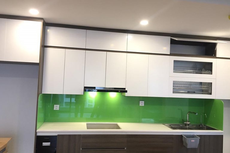 nên ốp bếp bằng đá hay kính ốp bếp đáng chọn
