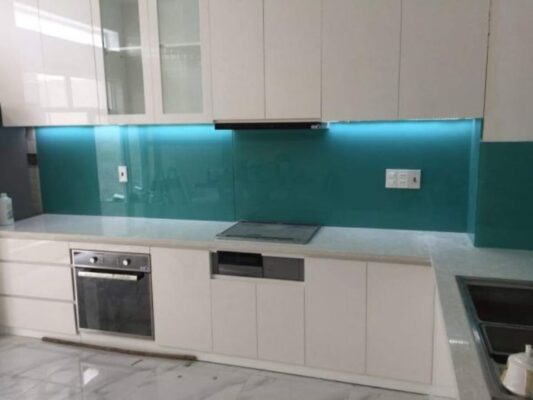 kính bếp màu xanh phối hợp nội thất