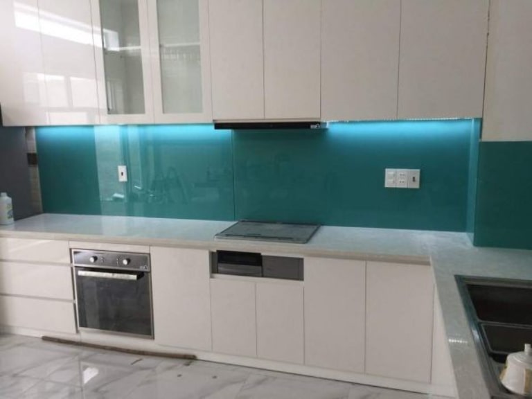 Top 9 Mẫu Kính Bếp Màu Xanh Cho Không Gian Tươi Mát Và Sang Trọng 7 kính bếp màu xanh phối hợp nội thất