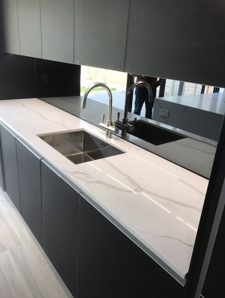 kính ốp bếp màu đen cao cấp