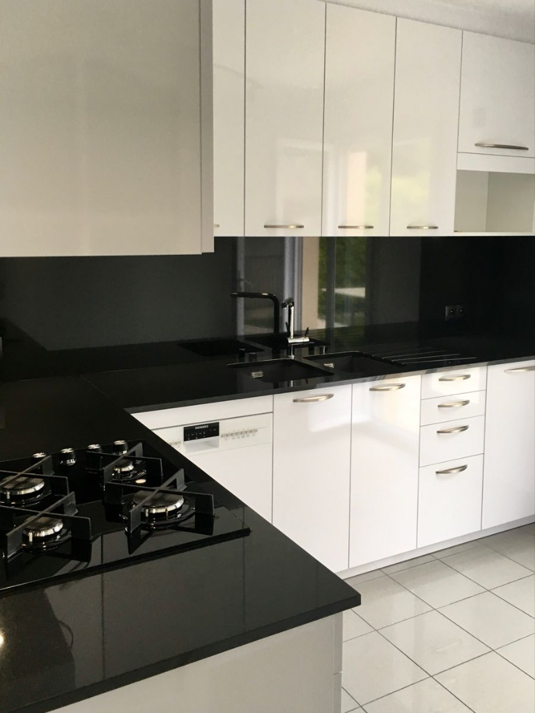 kính ốp bếp màu đen tinh tế