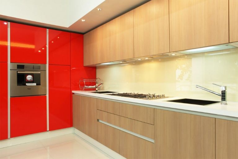 kính ốp bếp màu trắng sữa góc bếp đẹp