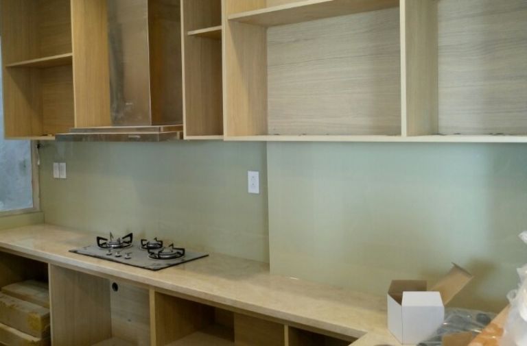 nên ốp bếp bằng đá hay kính ốp bếp cho nhà bếp nhỏ