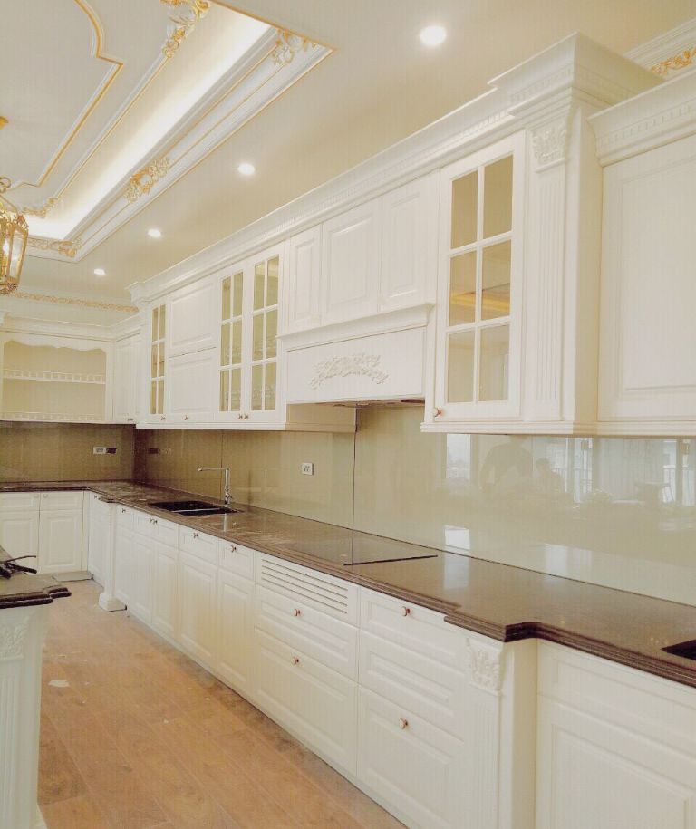 kính ốp bếp màu trắng sữa gia đình trẻ